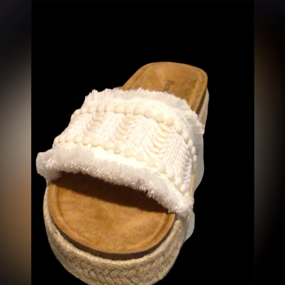 NIB...Women's Pierre Dumas White/Tan Fringe Slide Sandals sz 9